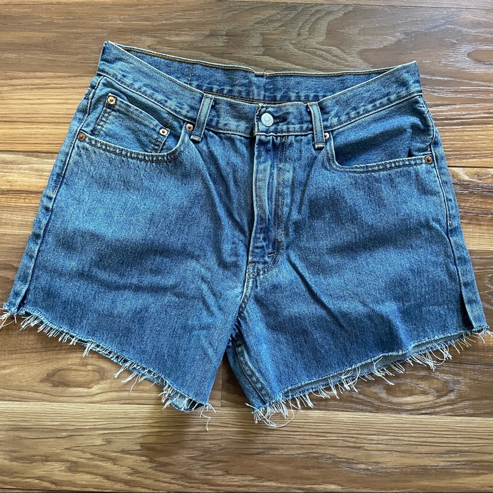Distressed Levi’s 550 denim cutoff shorts waist 33